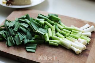 Stir-fried Tofu with Garlic Sprouts recipe