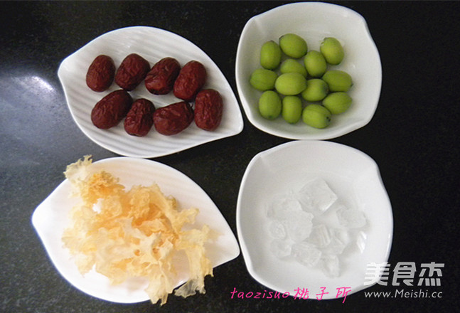 Lotus Seed and Tremella Soup recipe