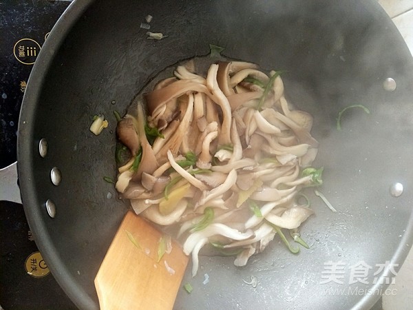 Oyster Mushroom Sliced Noodles recipe