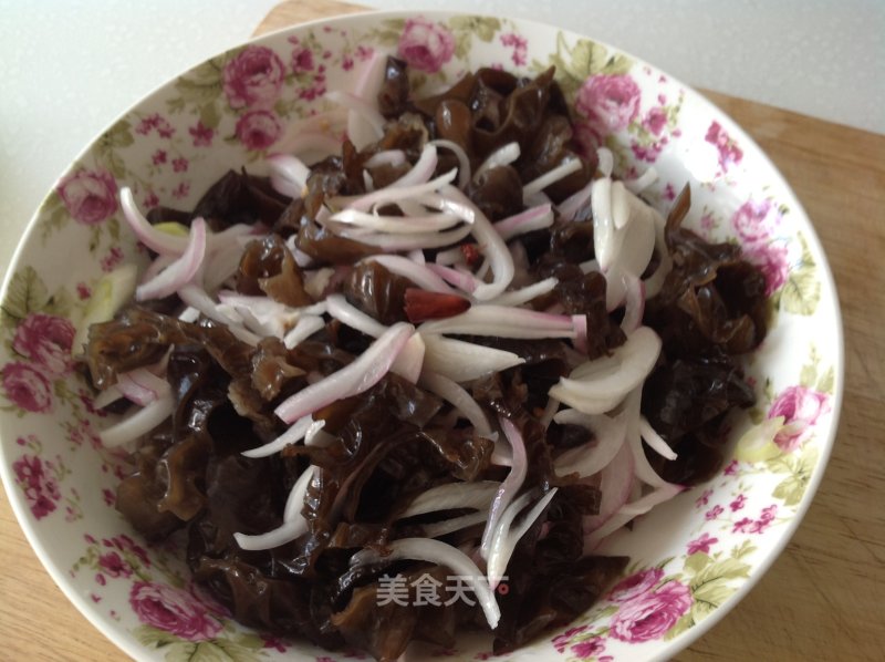 Chilled and Refreshing Onion Mixed with Fungus recipe