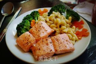 Pan-fried Salmon + Pasta with Cheese (10 Minutes Healthy Course) recipe