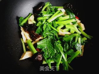 Stir-fried Vegetable Core with Black Fungus and Yuba recipe