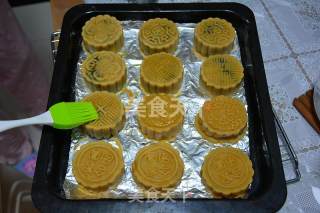 Cantonese Egg Yolk Mooncake recipe