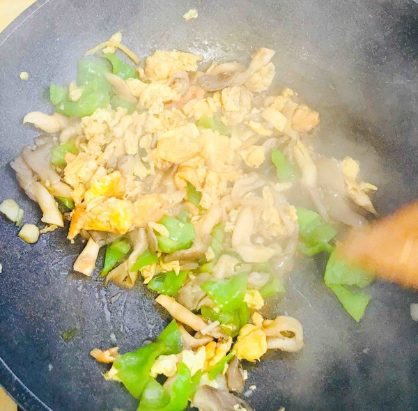 Scrambled Eggs with Green Pepper and Mushroom recipe