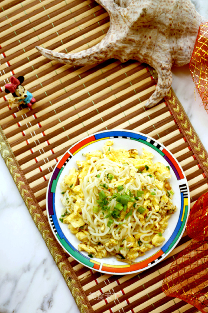 Fried Instant Noodles with Green Onion and Egg