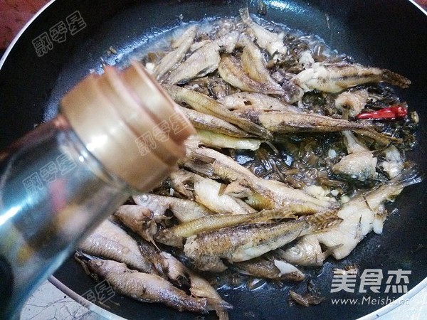 Braised Small Fish with Pickled Vegetables recipe