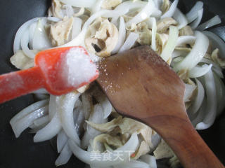 Stir-fried Gluten with White Onion recipe