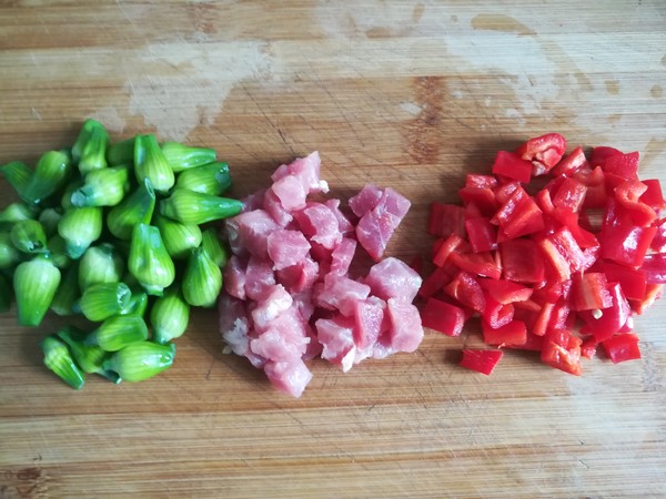 Stir-fried Diced Pork with Garlic Bud recipe