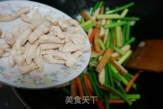 #信之美# Stir-fried Tofu with Shredded Chicken and Garlic Sprouts recipe