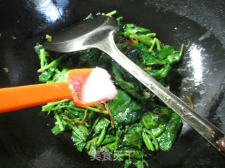 Stir-fried Water Spinach with Clove Fish recipe