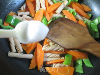 Stir-fried Bean Tendons with Green Peppers and Carrots recipe