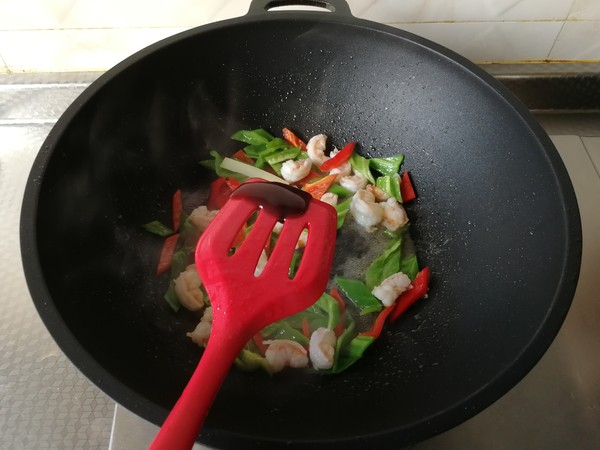 Stir-fried Shrimp with Green Red Pepper in Oyster Sauce recipe