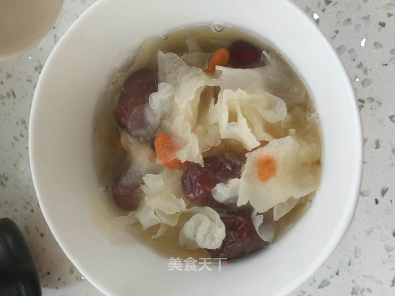 Red Dates, Wolfberry, Lily and White Fungus Soup recipe