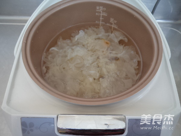 Horseshoe Longan and Tremella Soup recipe