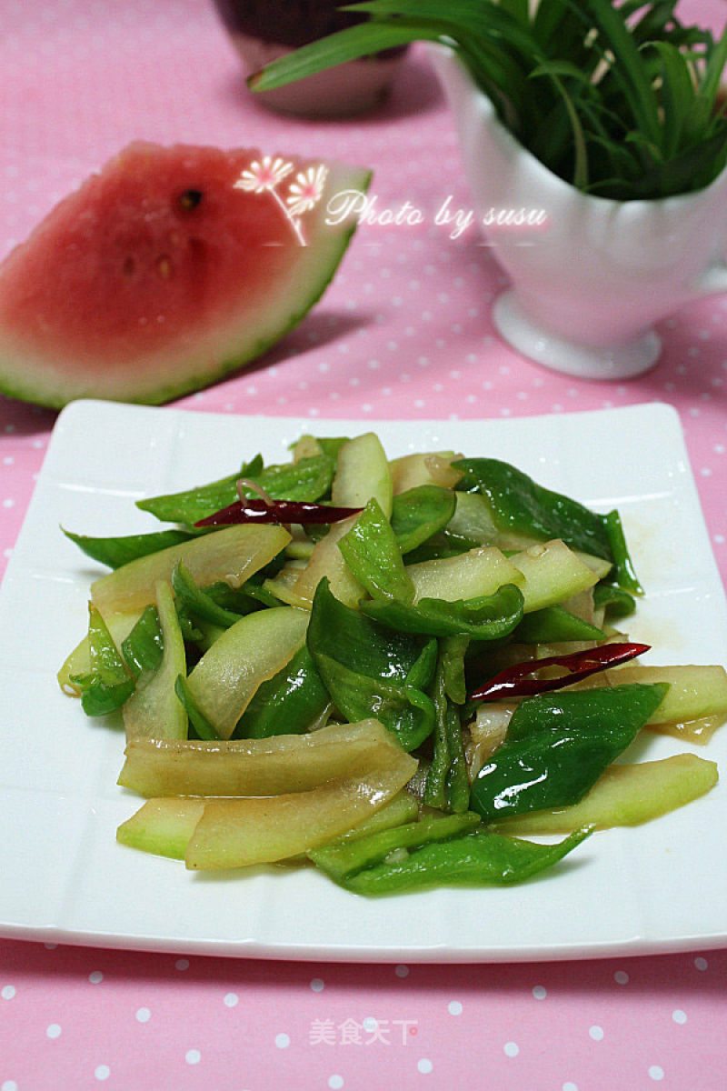 Stir-fried Sweet and Sour Green Pepper and Watermelon Peel recipe