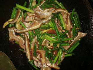 *reunion Rice* Stir-fried Pork Ears with Garlic Moss recipe