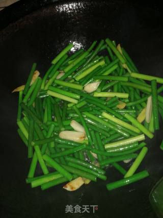 *reunion Rice* Stir-fried Pork Ears with Garlic Moss recipe