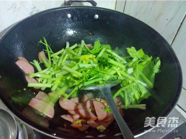 Celery Stir-fried Pork Sausage recipe