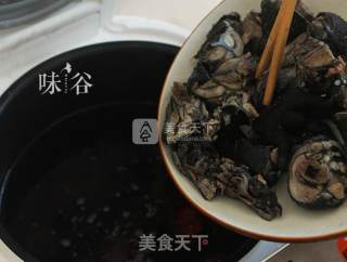 Black Bean and Shouwu Boiled Chicken Soup for Nourishing Qi and Blood recipe