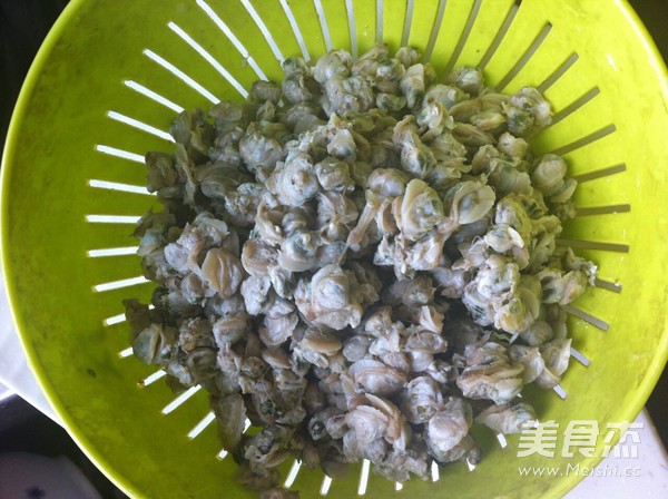 Stir-fried Clam Meat with Leek recipe