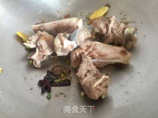 Winter Braised Dragon Sprout Bean Black Fungus Stewed Fan Bone recipe