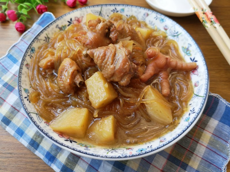 Stewed Vermicelli with Chicken and Potatoes