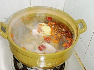Old Pigeon Soup with Cordyceps Flower and Shouwu in Pot recipe
