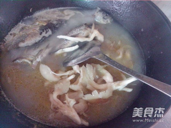 Mushroom and Crucian Carp Soup recipe