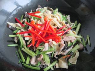 Braised Noodles with Celery and Fungus Meat recipe