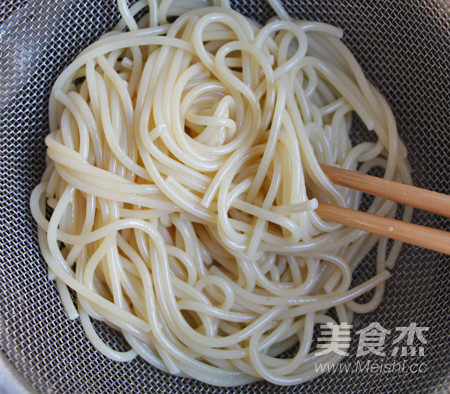 Spaghetti with Korean Spicy Sauce and Cabbage recipe