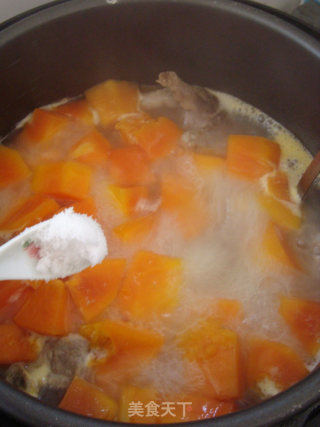 [cantonese Cuisine] Papaya, Chicken Feet and Pork Bone Soup recipe