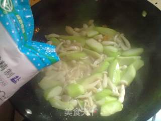 Stir-fried Loofah and White Jade Mushroom recipe
