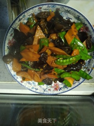 Stir-fried Snow Beans with Fungus and Carrots recipe