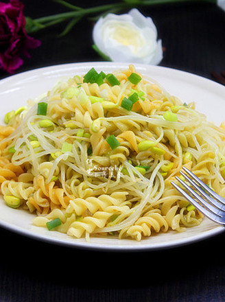 Stir-fried Macaroni with Bean Sprouts recipe