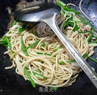 Fried Noodles with Chives and Fresh Squid recipe