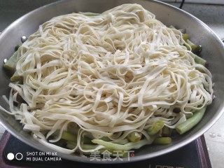 Steamed Noodles with Beans and Garlic Moss recipe