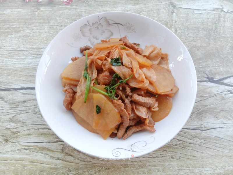 Stir-fried Soy Oil Skin with Potato Shredded Pork recipe