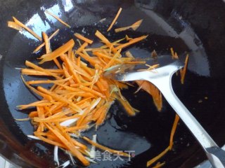 Stir-fried Shredded Pork with Carrots and Fungus recipe