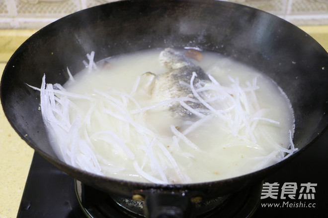 Carp Soup with Shredded Radish recipe