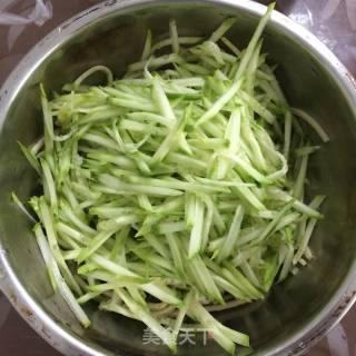 Cucumber Mixed with Tofu Shreds recipe