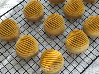 Golden Peach Jujube Mud Mooncake recipe