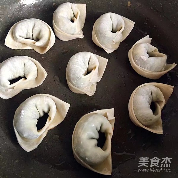 Pan-fried Shepherd's Purse Wonton recipe