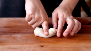 Start Making Egg Yolk Crisps from Fried Red Bean Paste (video) recipe