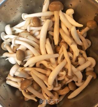 Stir-fried Double Mushroom with Meat recipe