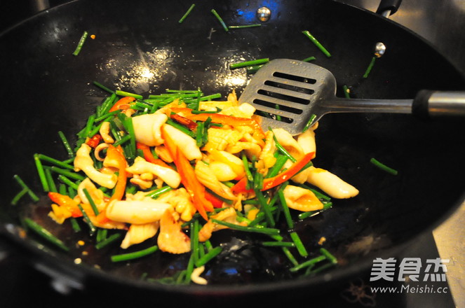 Stir-fried Squid with Leek Moss and Clean Up recipe