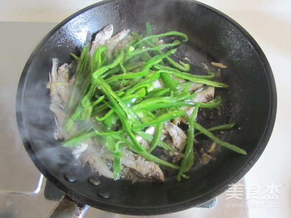 Stir-fried Baby Fish with Green Pepper recipe