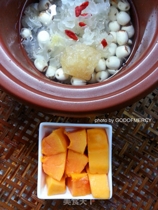 Say Goodbye to 3d to be A Woman Who Fights Preservatives = Papaya, Wolfberry, White Fungus and Lotus Soup recipe