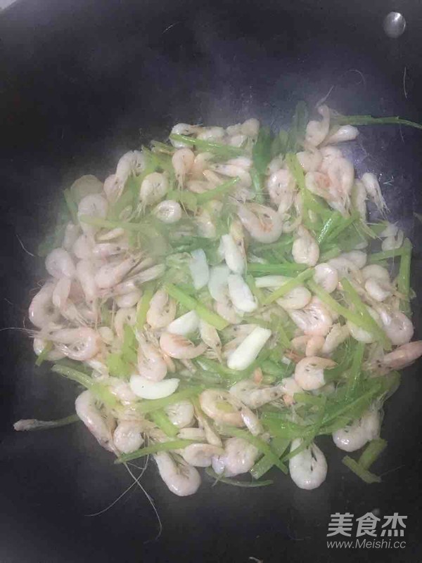 Celery Stir-fried White Rice Shrimp recipe