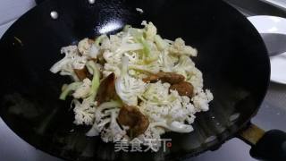 Stir-fried Cauliflower with Oil Residue recipe