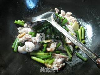 Stir-fried Bullfrog with Soy Sauce and Garlic Stalks recipe